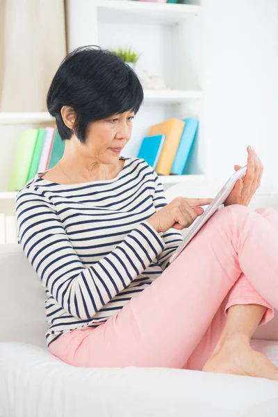 Chinese senior vrouwelijke surfen op internet — Stockfoto