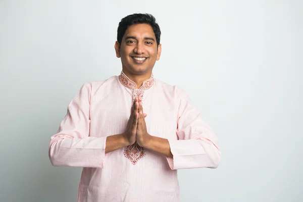 Indický muž s pranamasana pozdravy — Stock fotografie