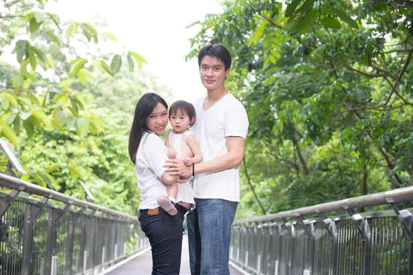 Asiatique enceinte mère et la famille — Photo