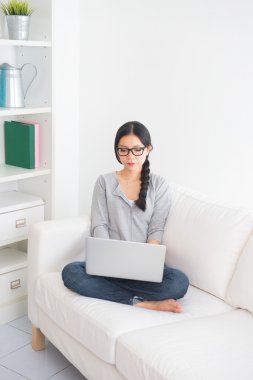 dizüstü bilgisayar kullanan Asyalı kız