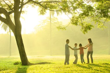 Aile birlikte parkta oynarken