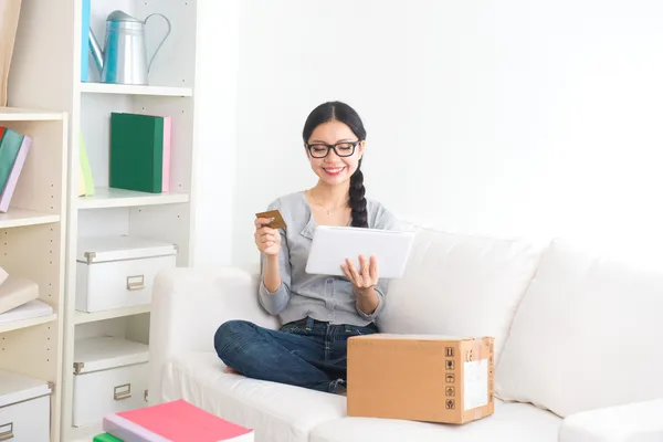 Asiática chica en línea compras — Foto de Stock