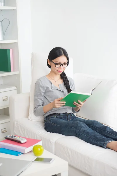 Menina asiática leitura livro — Fotografia de Stock