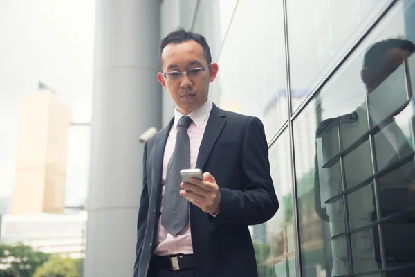 Uomo d'affari cinese su un telefono — Foto Stock