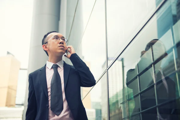 Homem de negócios chinês em um telefone — Fotografia de Stock