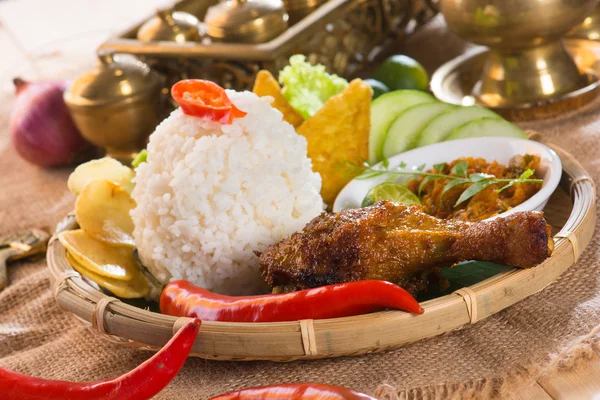 Berühmtes traditionelles indonesisches Essen. — Stockfoto