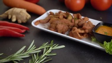 Lezzetli Asya yemeklerinin yakın görüntüsü