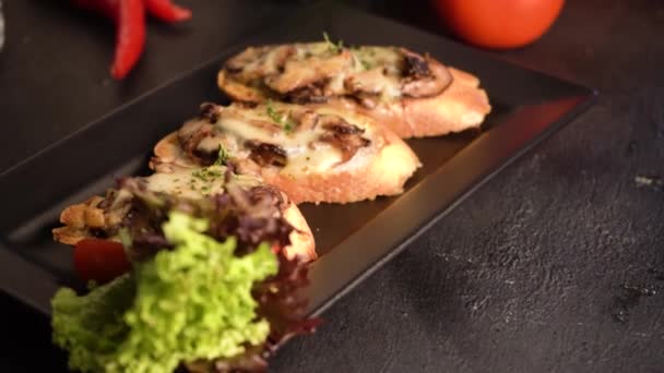 Close Footage Rustic Toast Bread Garlic Cheese Mushrooms Herbs — Vídeo de stock