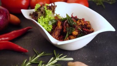 Lezzetli Asya yemeklerinin yakın görüntüsü