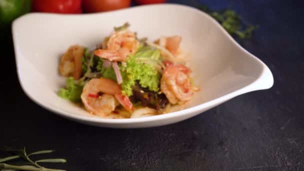 Close Footage Fresh Salad Plate Shrimps Lettuce Mixed Greens — ストック動画