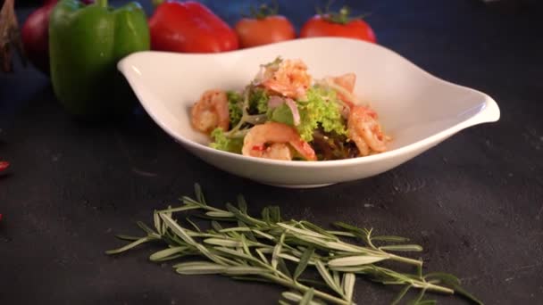 Close Footage Fresh Salad Plate Shrimps Lettuce Mixed Greens — стоковое видео