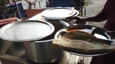 Şef mutfak tezgahında geleneksel Asya yemekleri yapıyor.