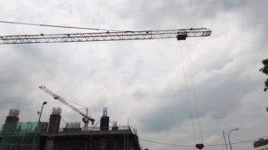 Şehrin arka planında inşaat vinçlerinin görüntüleri