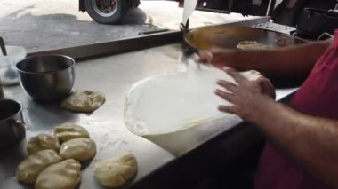 Şef mutfak tezgahında geleneksel Asya yemekleri yapıyor.