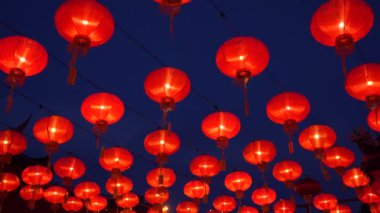 Bir şehrin sokaklarında asılı geleneksel Çin fenerlerinin görüntüleri. 
