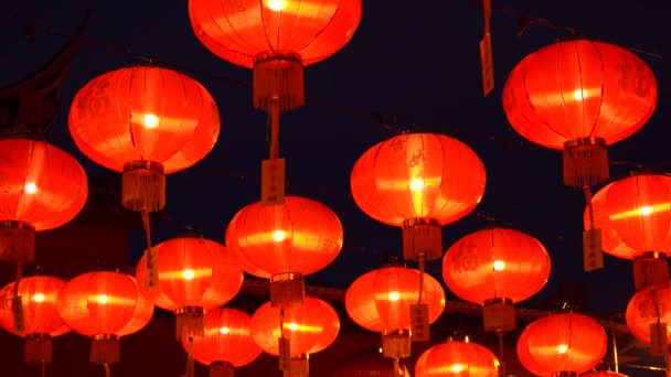中国传统灯笼悬挂在城市街道上的镜头 — 图库视频影像