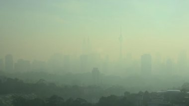 Büyük şehrin, Toronto 'nun mimarisinin ve kulesinin hızlandırılmış videosu, yeşil sis 