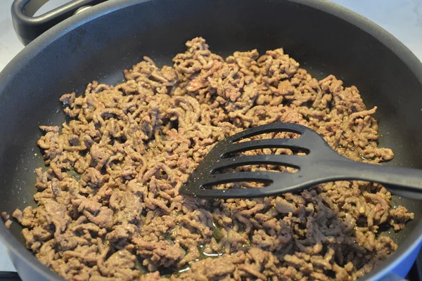 bir tavada kıyılmış et pişirme