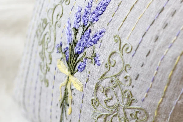 Travesseiro de bordado estilo Provence com ilustração de lavanda — Fotografia de Stock