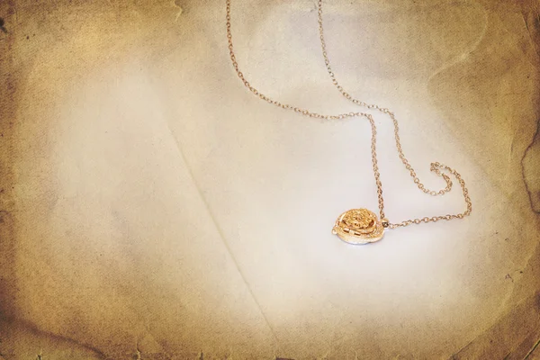 Kalbi olan altın kolye — Stok fotoğraf