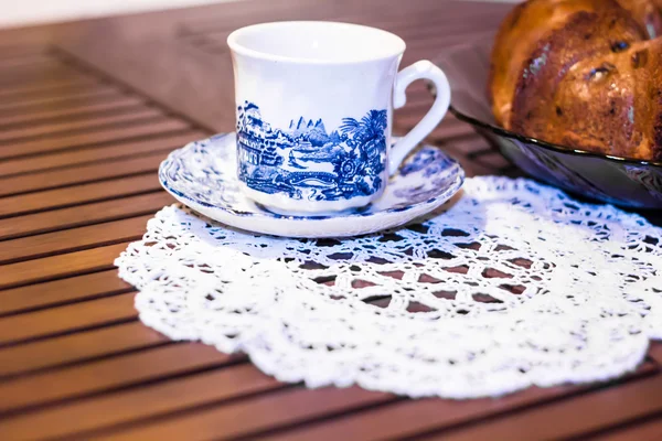 Tasse bemaltes Gzhel-Gemälde — Stockfoto