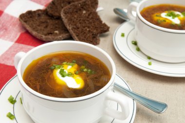 sebze çorbası ve kahverengi ekmek