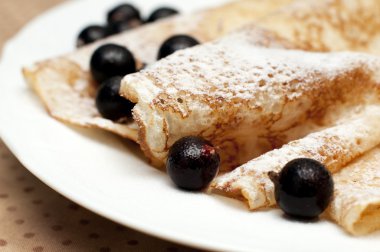 pudra şekeri ve çilek ile krep, yakın çekim