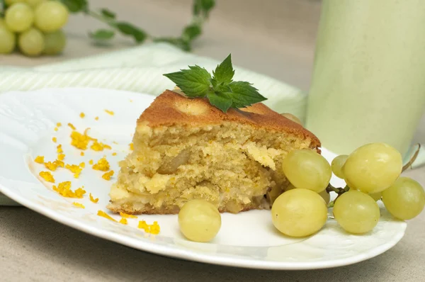 Tranche de gâteau au raisin avec des barries fraîches et de la menthe — Photo