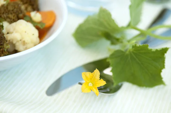 Decorative table setting with yellow flower — Stock Photo, Image