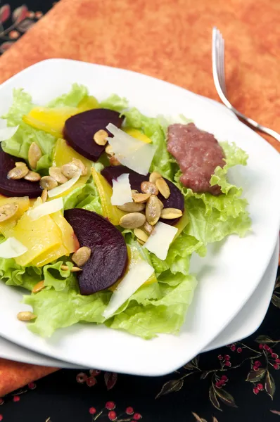 Pumpkin and beetroot salad with pumpkin seeds and cheese — Stock Photo, Image