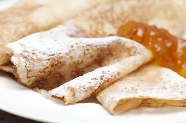 pudra şekeri ve reçel krep, yakın çekim