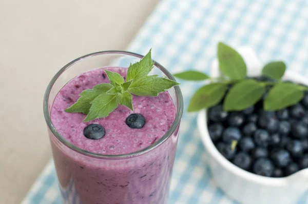 Färska blueberry smoothie, selektiv inriktning Royaltyfria Stockbilder