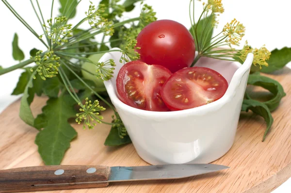 Tomates em uma cozinha tábua de cortar — Fotografia de Stock