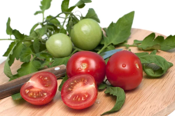 Tomatoes on a kitchen chopping board — Stock Photo, Image