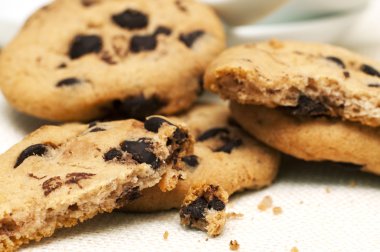 Çikolata parçacıklı kurabiye.