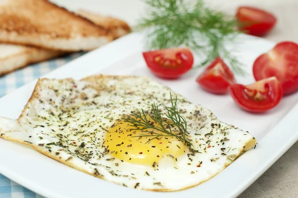 Tükörtojás, szeletelt paradicsommal és pirítós — Stock Fotó