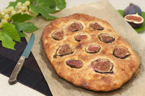 Una pagnotta di pane dolce fresco, condito con fichi — Foto Stock