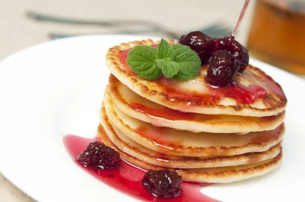 Panqueques con mermelada de frambuesa y menta — Foto de Stock