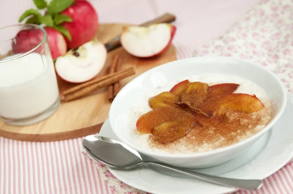 Porridge di farina d'avena con mele e banane — Foto Stock