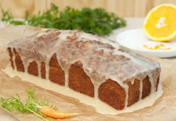 Frosted carrot cake, carrot and orange — Stock Photo, Image