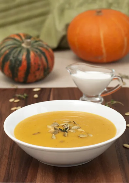 Bol avec soupe à la citrouille et citrouilles — Photo