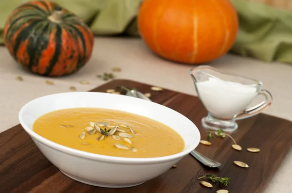 Bol avec soupe à la citrouille et citrouilles — Photo