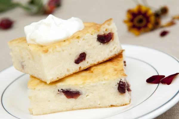 Dois pedaços de pudim de queijo cottage com cranberries — Fotografia de Stock