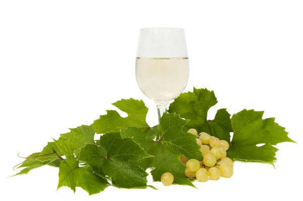 Glass of wine and bunch of grapes, isolated on white — Stock Photo, Image