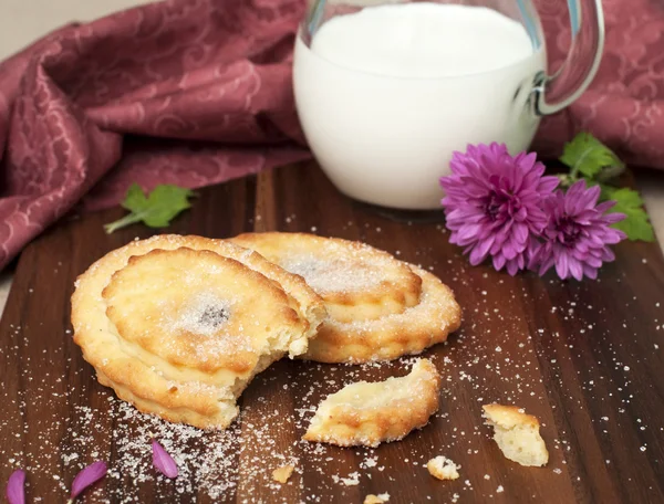 Due torte fatte in casa e latte — Foto Stock