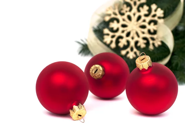 Tres bolas rojas de Navidad y abeto, aisladas en blanco —  Fotos de Stock