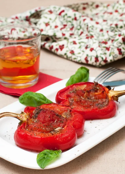 Красный перец с помидорами и анчоусами — стоковое фото
