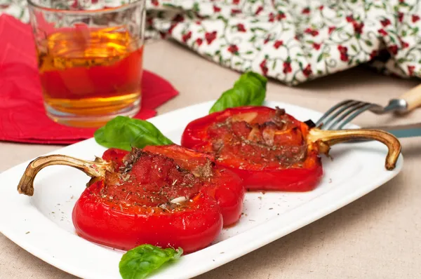 kırmızı biber, domates ve hamsi dolması