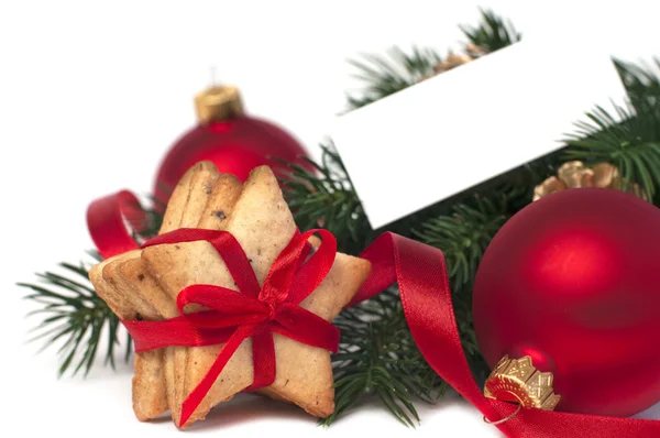 Decorações de Natal com biscoitos e cartão em branco, isolado em branco, foco seletivo — Fotografia de Stock