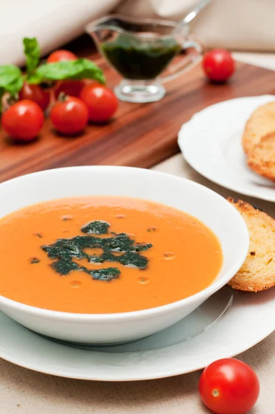 Soupe de tomates fraîches avec sauce basilic — Photo